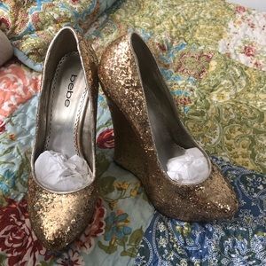 Bebe wedges glitter gold